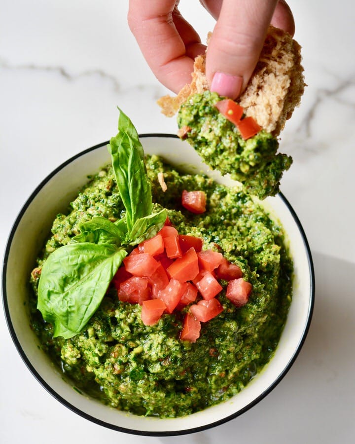 supergrønt pesto laget med grønnkål, basilikum og mandler. Så fullpakket med næringsstoffer! I tillegg vil du og barna dine elske det!