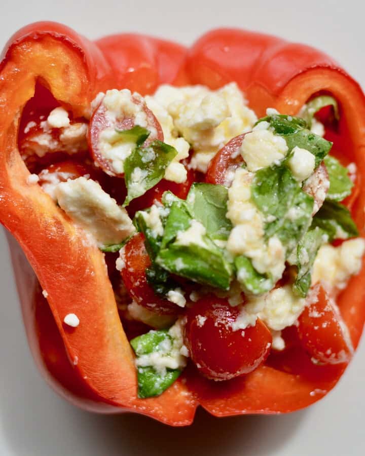 zdrowa włoska nadziewana papryka / bezglutenowa Wegetariańska przystawka lub lunch. Tak świeże i smaczne i łatwe do rzucenia razem. Pomidory koktajlowe, ser feta, bazylia i oliwa z oliwek nadziewane czerwoną papryką i podgrzewane. Absolutnie pyszne!Facebook Instagram lub Facebook jeśli zdecydujesz się wypróbować ten przepis, zrób zdjęcie, aby je udostępnić, oznaczając @theovenlight i #theovenlight na Instagramie lub Facebooku!