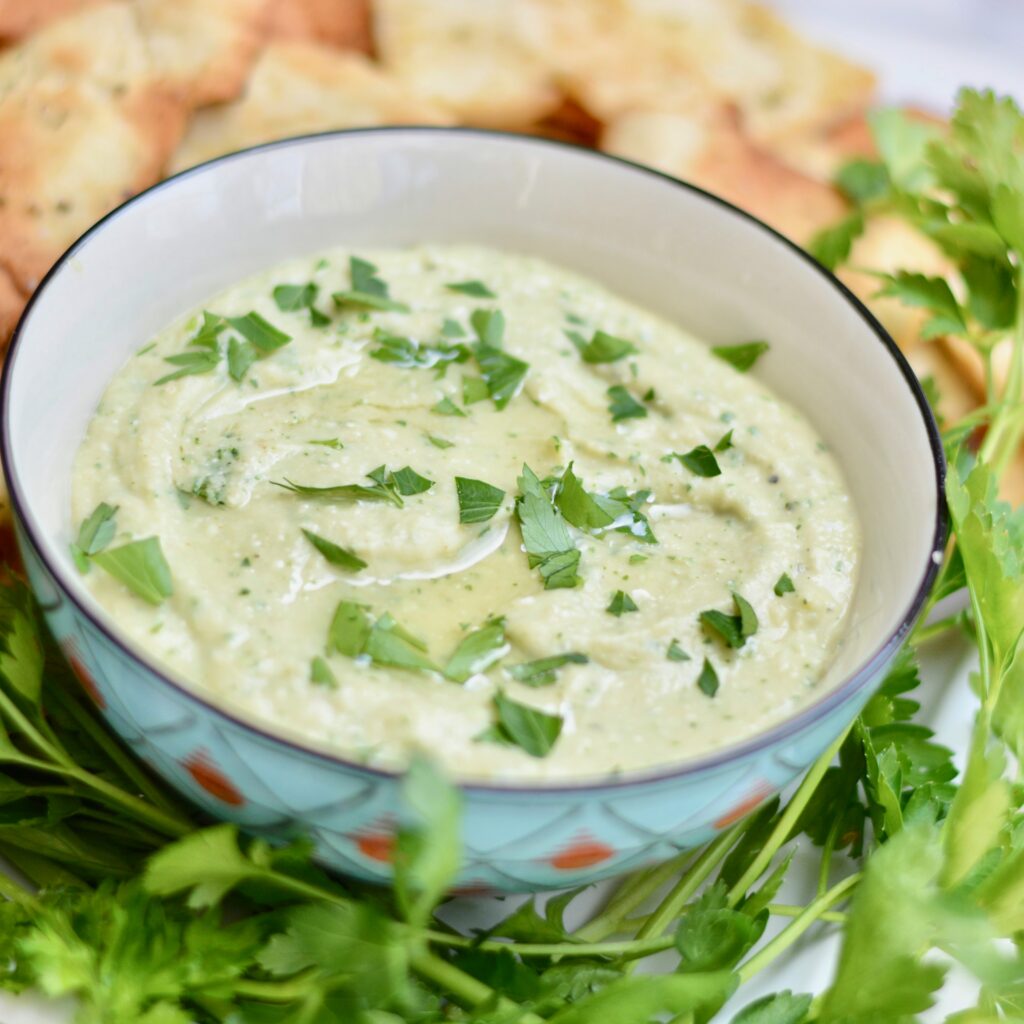 Dip grecque faite avec des haricots blancs sains et du fromage feta. Facile à jeter ensemble et qui dure toute la semaine !