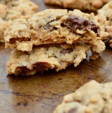 Oatmeal Chocolate Chip Cookies | Recipe with the absolute perfect texture thanks to an old fashioned ingredient.