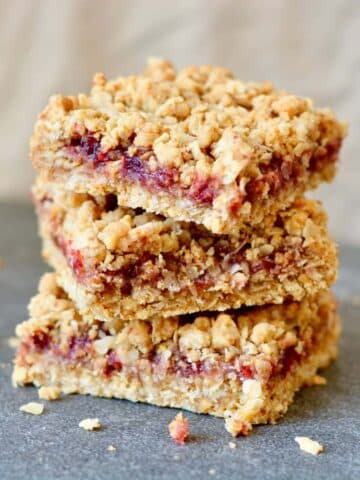 Berry Oat Bars with No Refined Sugar. Simple recipe, ready in less than 30 minutes. Raspberry preserves tucked inside layers of crumbly oat mixture. Perfect for breakfast or dessert!