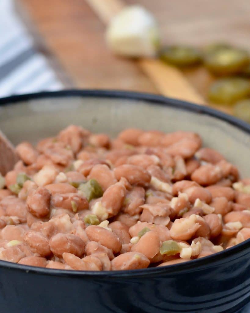 Garlic Jalapeño Pinto Beans - restaurantkvalitet med kun et par minutters håndværkstid. Lækkert vegetarisk tilbehør til ethvert måltid!