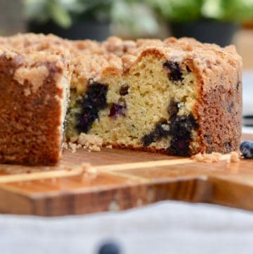 Blueberry Muffin Cake - Perfectly delicious and simple recipe! Goes great with an evening coffee for dessert, or as breakfast! Kids and adults will love it!
