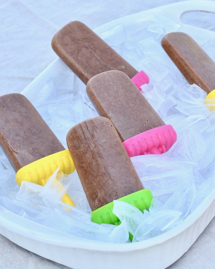 Healthy Chocolate Popsicle Recipe - perfect for hot summer days with the kids outside. 4 simple ingredients makes for delicious flavor and a healthy snack!