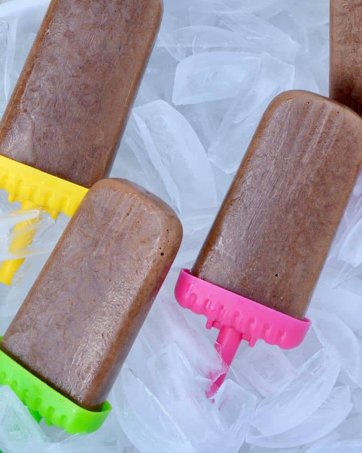 Healthy Chocolate Popsicle Recipe - perfect for hot summer days with the kids outside. 4 simple ingredients makes for delicious flavor and a healthy snack!