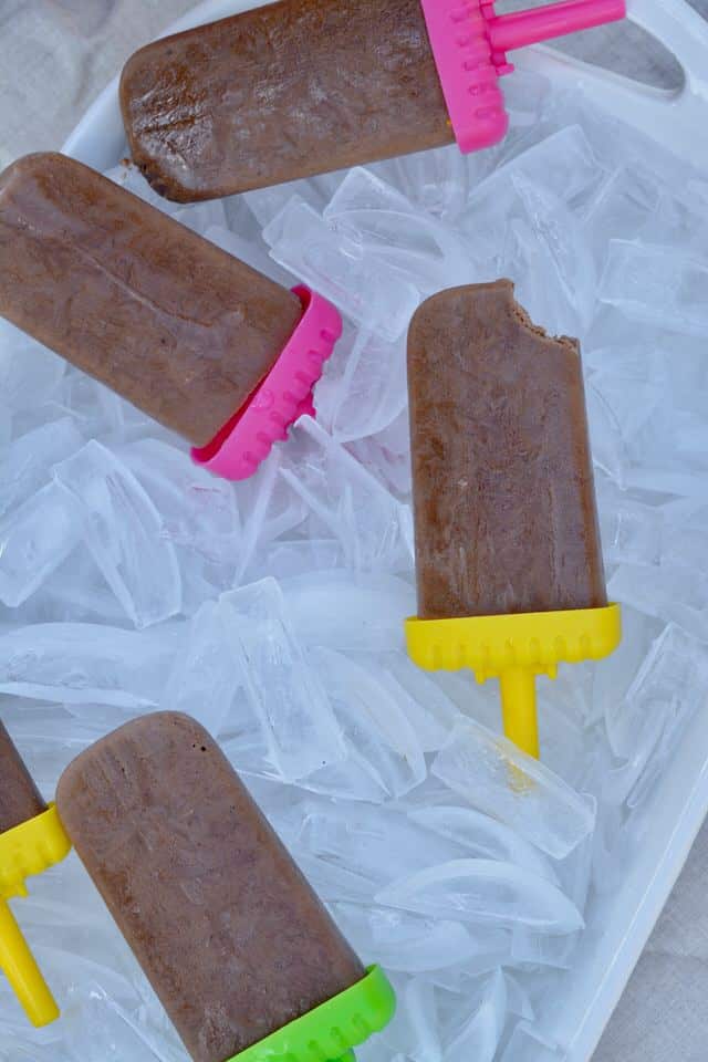 Healthy Chocolate Popsicle Recipe - perfect for hot summer days with the kids outside. 4 simple ingredients makes for delicious flavor and a healthy snack!