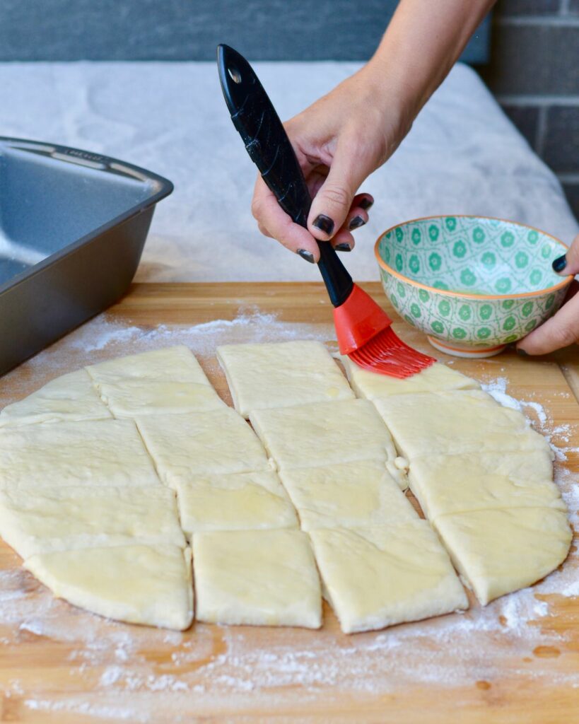 Easy pull apart dinner rolls | great for a weeknight meal or a family Thanksgiving meal.