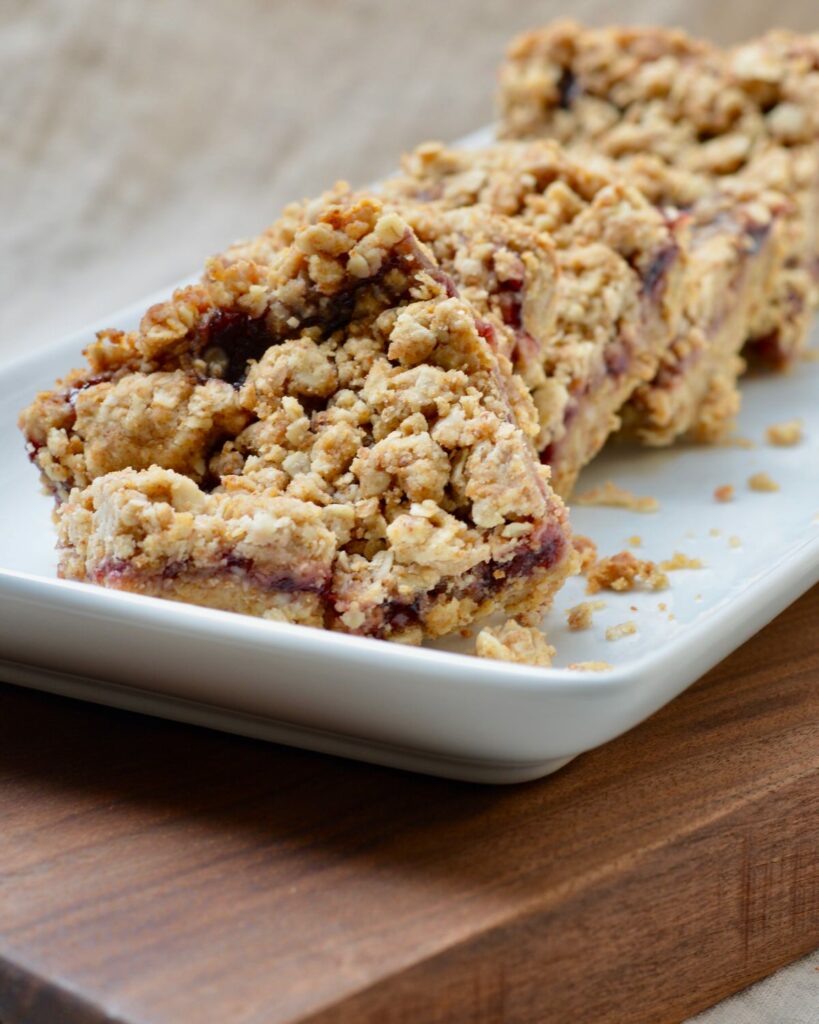 Peanut Butter and Jelly Oat Bars | Breakfast the whole family will love. Simple, healthy and filling. #oatbars #peanutbutter #jelly #quickbreakfast