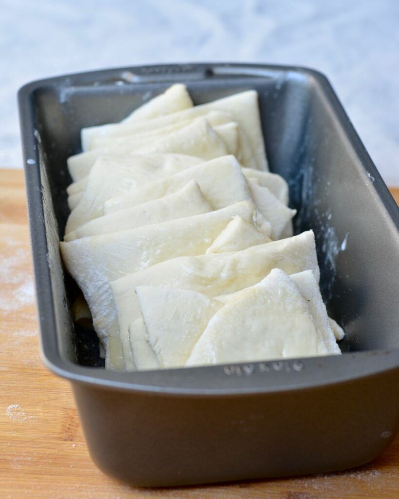 Easy pull apart dinner rolls | great for a weeknight meal or a family Thanksgiving meal.