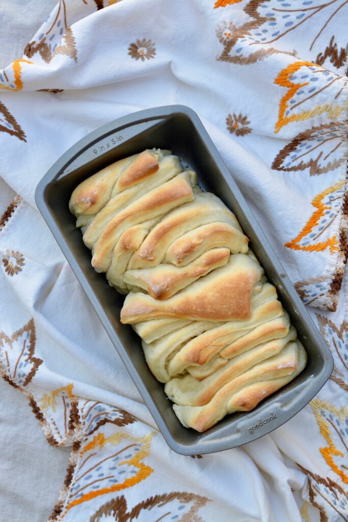 Easy pull apart dinner rolls | great for a weeknight meal or a family Thanksgiving meal.