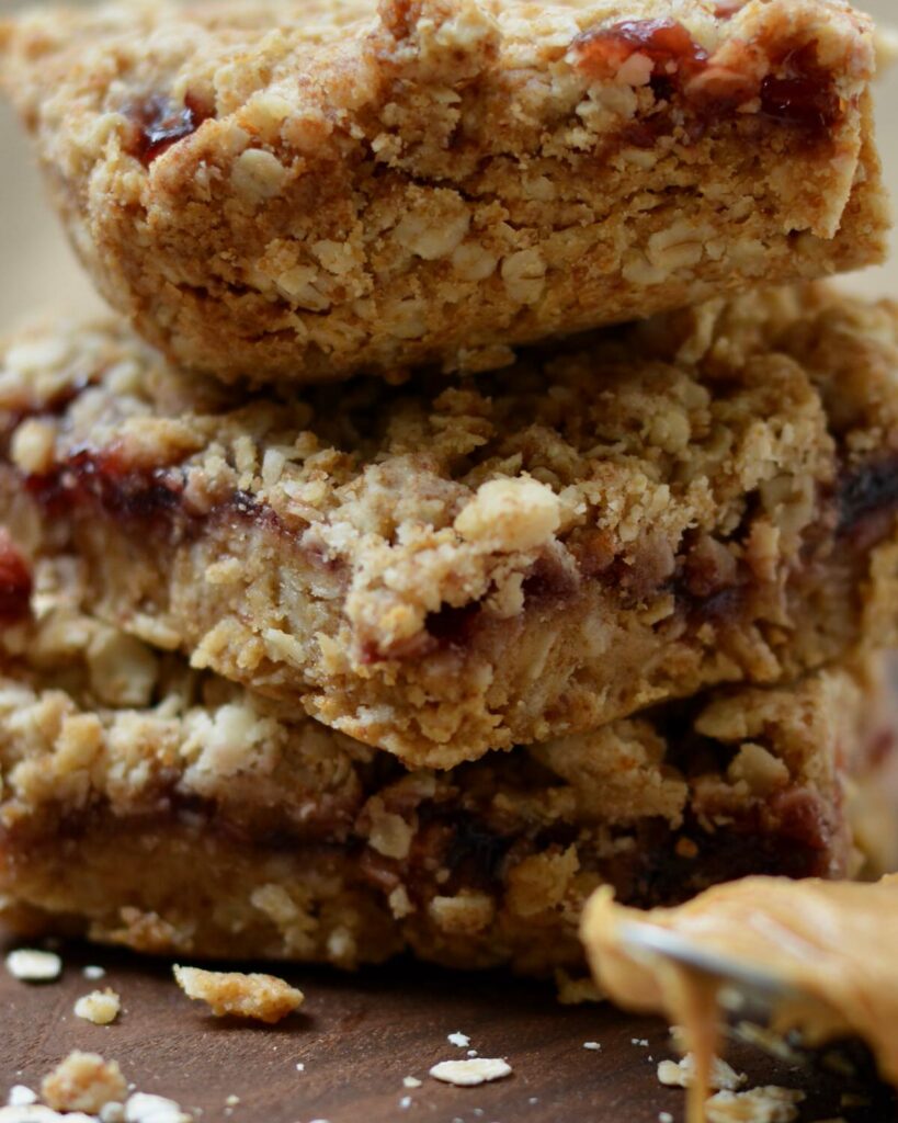 Peanut Butter and Jelly Oat Bars | Breakfast the whole family will love. Simple, healthy and filling. #oatbars #peanutbutter #jelly #quickbreakfast