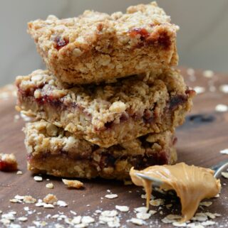Peanut Butter and Jelly Oat Bars | Breakfast the whole family will love. Simple, healthy and filling. #oatbars #peanutbutter #jelly #quickbreakfast