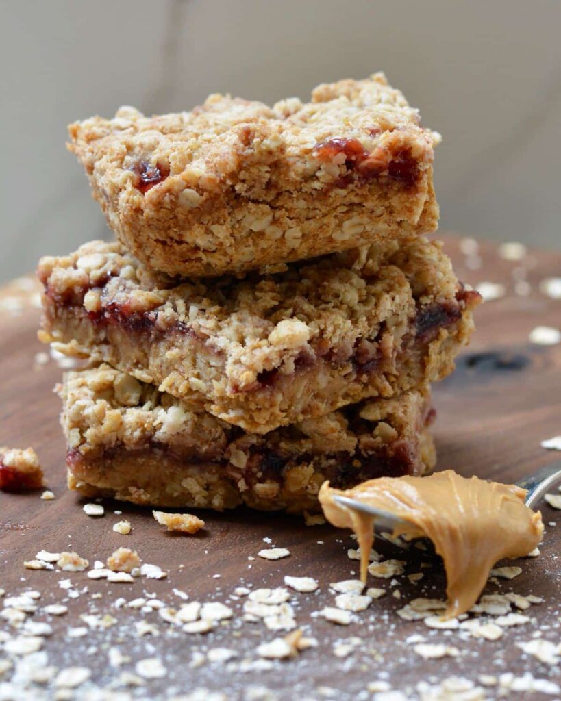 Peanut Butter and Jelly Oat Bars | Breakfast the whole family will love. Simple, healthy and filling. #oatbars #peanutbutter #jelly #quickbreakfast