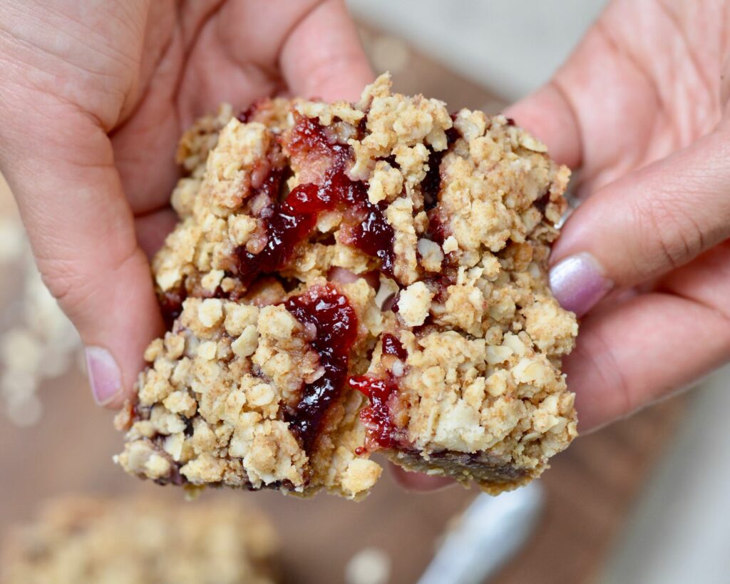 Peanut Butter and Jelly Oat Bars | Breakfast the whole family will love. Simple, healthy and filling. #oatbars #peanutbutter #jelly #quickbreakfast