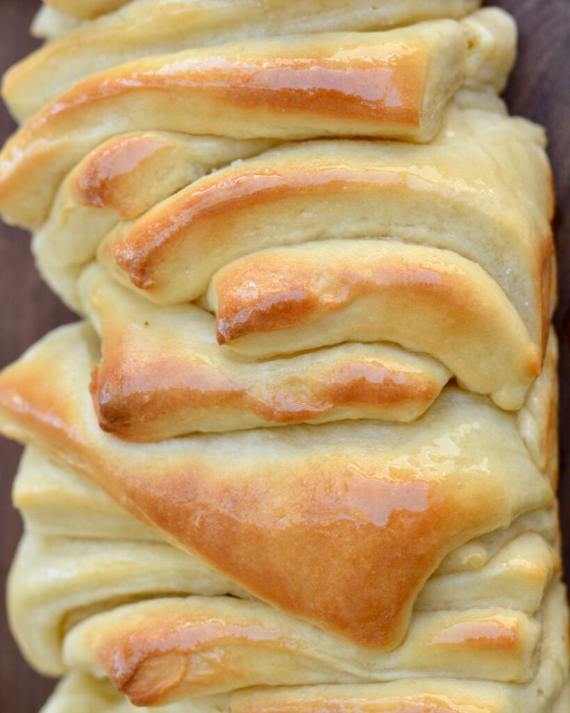 Easy pull apart dinner rolls | great for a weeknight meal or a family Thanksgiving meal.