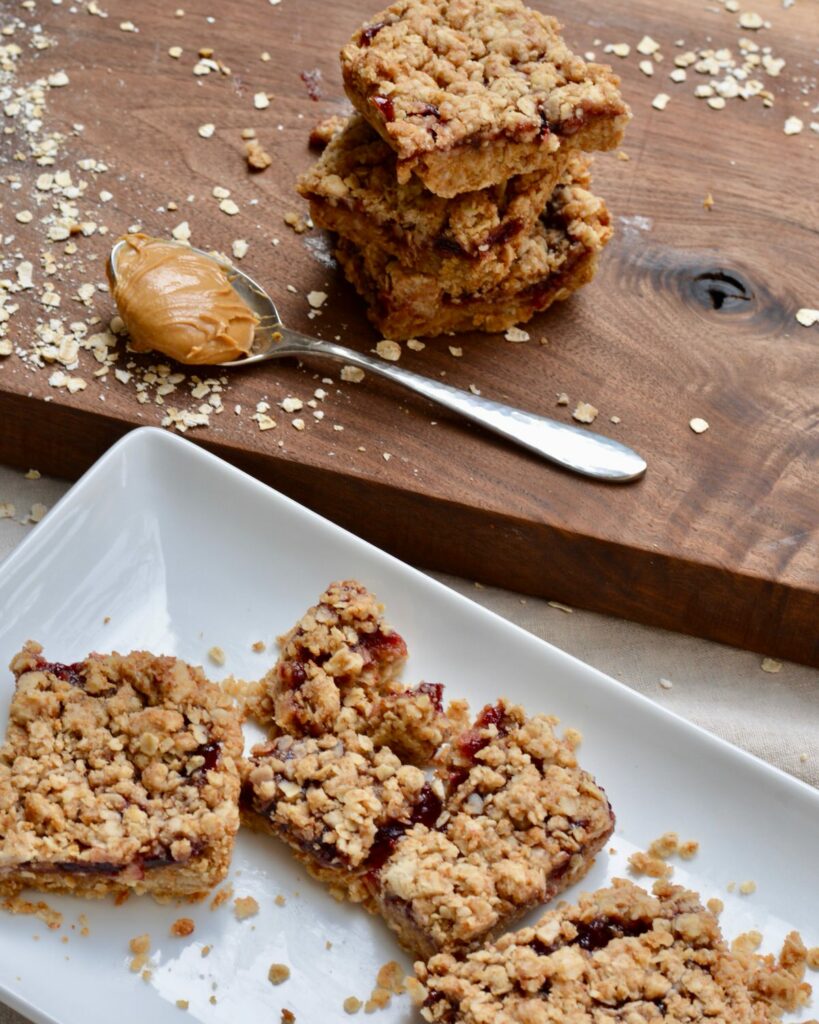 Peanut Butter and Jelly Oat Bars | Breakfast the whole family will love. Simple, healthy and filling. #oatbars #peanutbutter #jelly #quickbreakfast