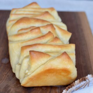 Easy pull apart dinner rolls | great for a weeknight meal or a family Thanksgiving meal.