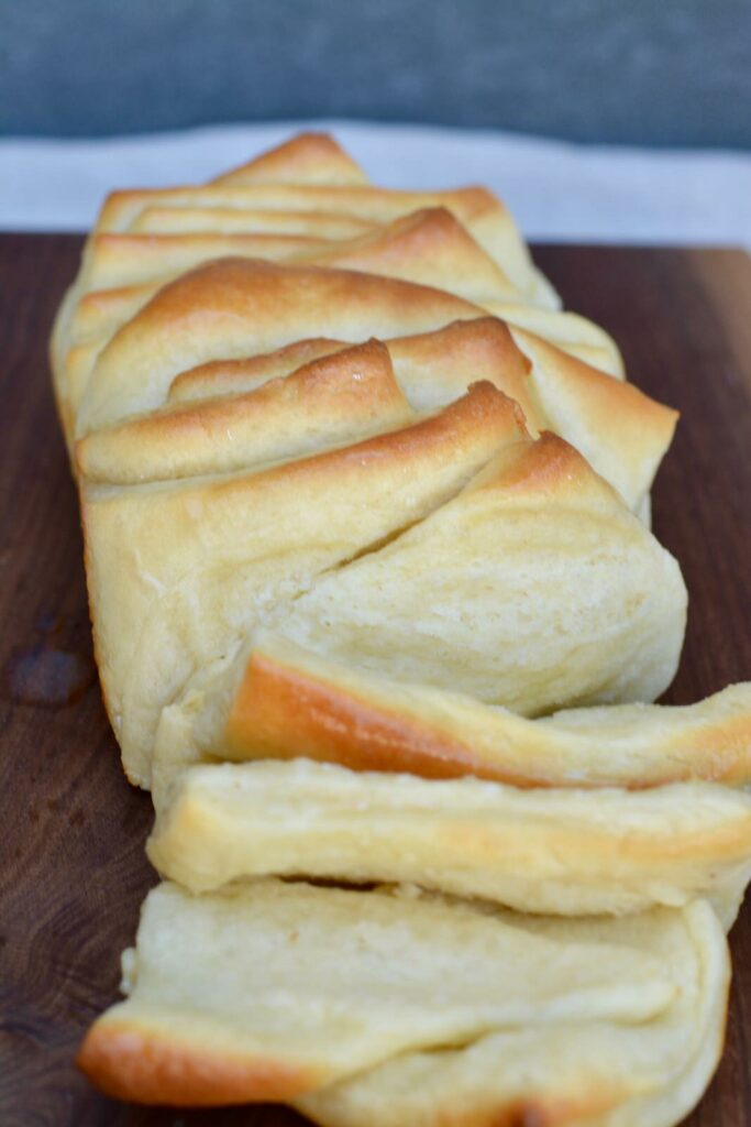 Easy pull apart dinner rolls | great for a weeknight meal or a family Thanksgiving meal.