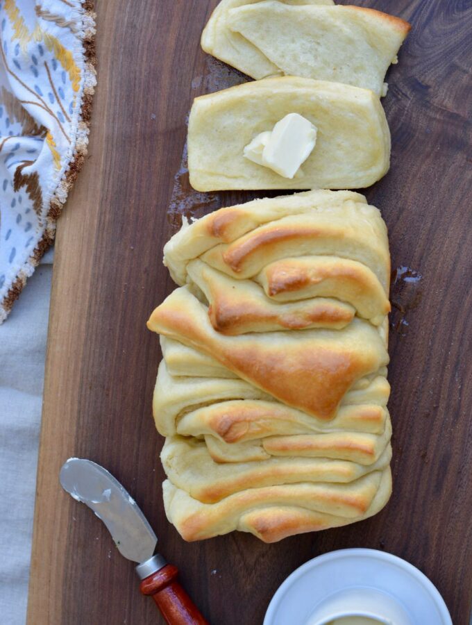 Easy pull apart dinner rolls | great for a weeknight meal or a family Thanksgiving meal.