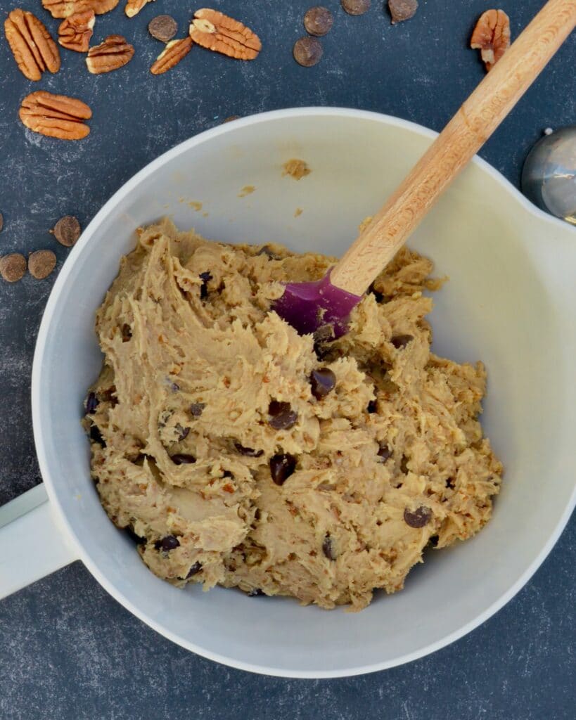 Pecan Praline Dark Chocolate Chip Cookies | Made with lightly toasted sugared pecans and plenty of dark chocolate chunks, these cookies are an indulgent treat! #pecan #chocolate #darkchocolate #cookierecipe