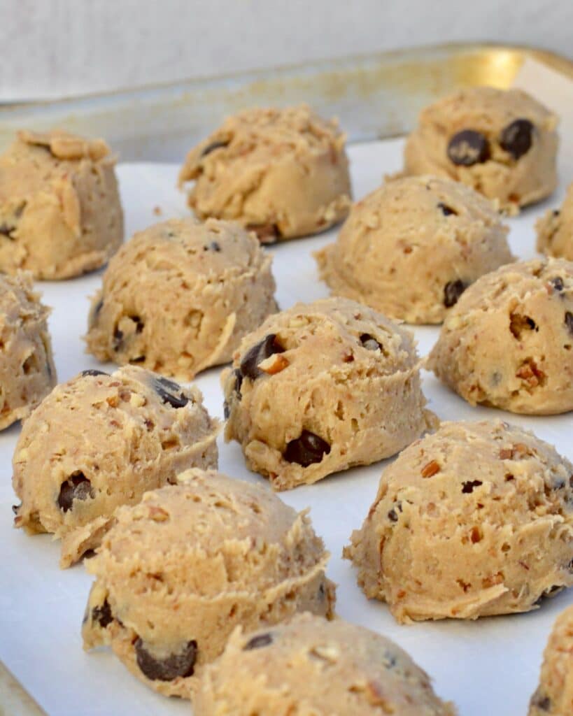 Pecan Praline Dark Chocolate Chip Cookies | Made with lightly toasted sugared pecans and plenty of dark chocolate chunks, these cookies are an indulgent treat! #pecan #chocolate #darkchocolate #cookierecipe