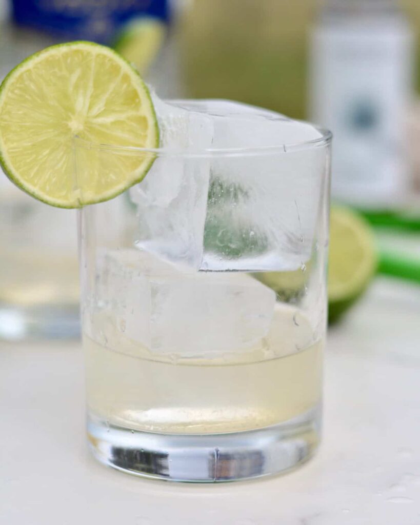 Vodka Lime Tonic - Made with 4 simple ingredients and a quick stir and you've got yourself an amazingly simple and delicious cocktail. #cocktail #lime #agave