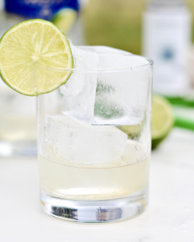 Vodka Lime Tonic - Made with 4 simple ingredients and a quick stir and you've got yourself an amazingly simple and delicious cocktail. #cocktail #lime #agave
