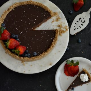 Gluten Free Dairy Free Chocolate Ganache Tart | Completely simple and delicious no-bake tart. Crust made with pecans and oats, filling made with dark chocolate and cream coconut milk. Feels indulgent without the guilt.