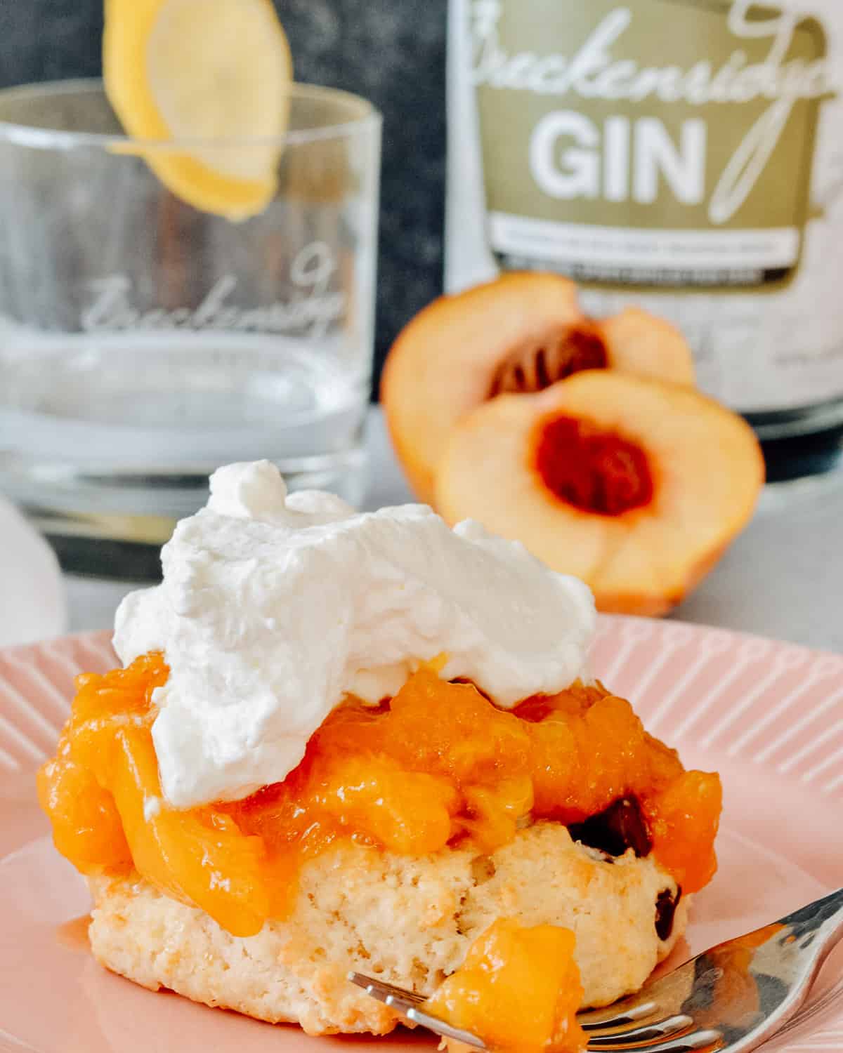 Peaches and cream shortbread on pink plate with Breckenridge Gin in background.