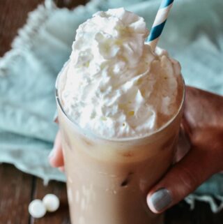 Iced White Chocolate Mocha Recipe | Starbucks Copycat. Easy to mix up for your favorite time to enjoy get your jolt. Only 2 ingredients for the sauce and lots of tips if you don't have an espresso machine. #starbuckscopycat #whitemocha #whitechocolate