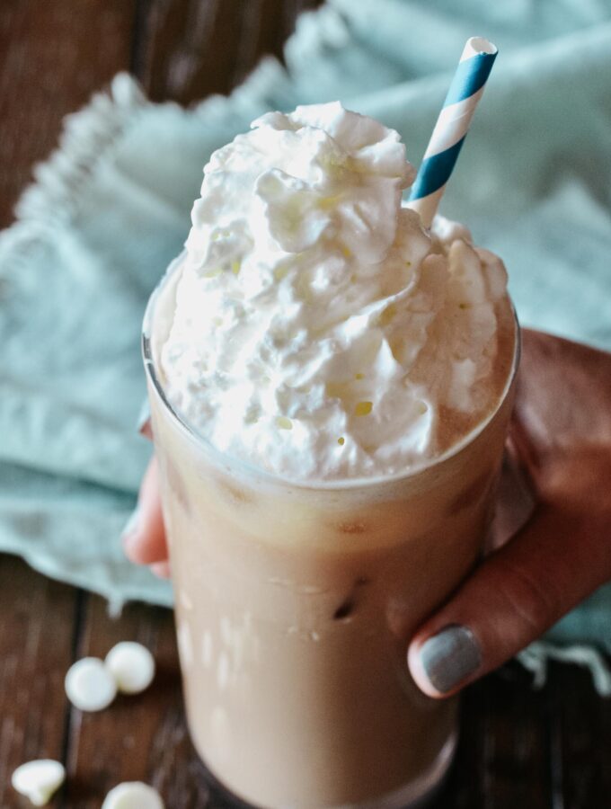 Iced White Chocolate Mocha Recipe | Starbucks Copycat. Easy to mix up for your favorite time to enjoy get your jolt. Only 2 ingredients for the sauce and lots of tips if you don't have an espresso machine. #starbuckscopycat #whitemocha #whitechocolate