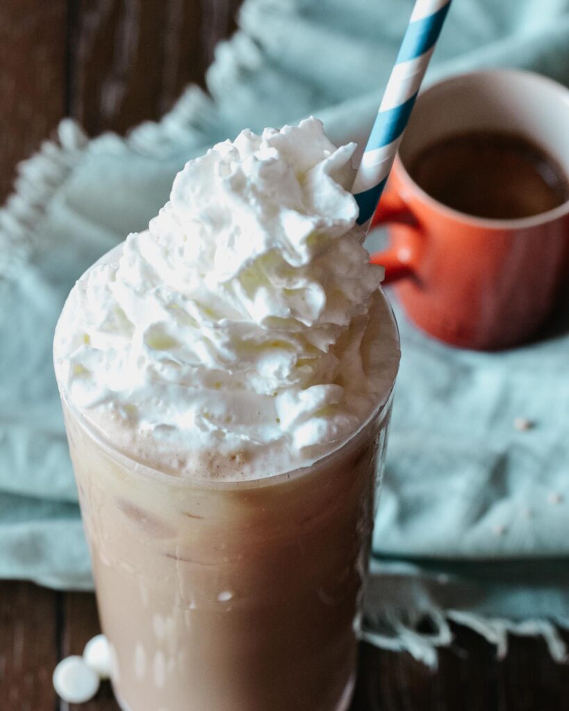 Iced White Chocolate Mocha Recipe | Starbucks Copycat. Easy to mix up for your favorite time to enjoy get your jolt. Only 2 ingredients for the sauce and lots of tips if you don't have an espresso machine. #starbuckscopycat #whitemocha #whitechocolate