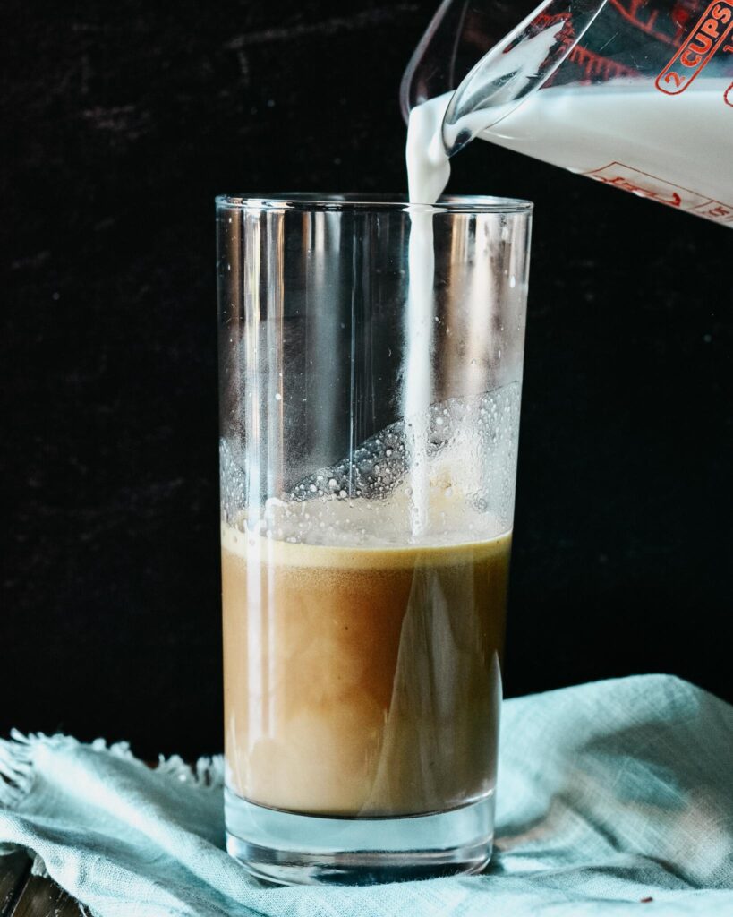 Iced White Chocolate Mocha Recipe | Starbucks Copycat. Easy to mix up for your favorite time to enjoy get your jolt. Only 2 ingredients for the sauce and lots of tips if you don't have an espresso machine. #starbuckscopycat #whitemocha #whitechocolate