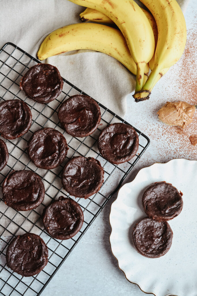 Protein Brownie Bites - healthy snacks for kids that feel indulgent. Only 5 ingredients for this perfectly healthy snack!
