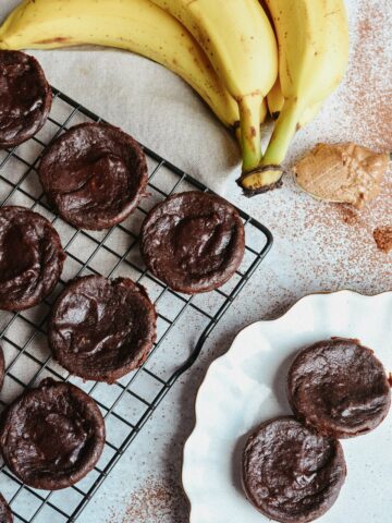 Protein Brownie Bites - healthy snacks for kids that feel indulgent. Only 5 ingredients for this perfectly healthy snack!