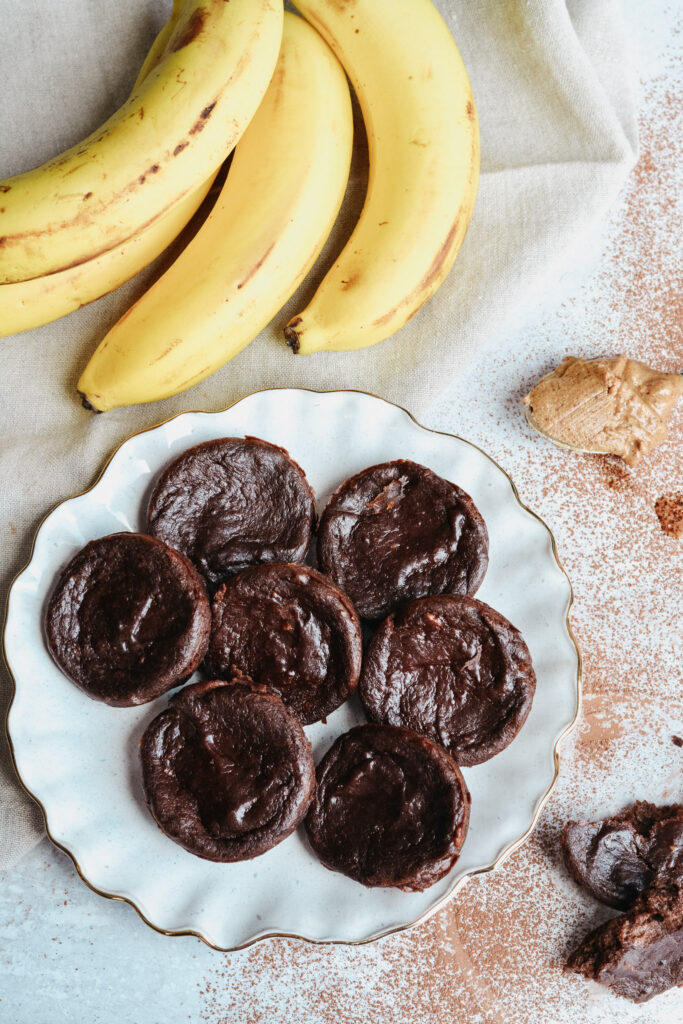 Protein Brownie Bites - healthy snacks for kids that feel indulgent. Only 5 ingredients for this perfectly healthy snack!