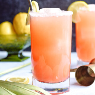 Gin and Guava Lemonade - refreshing and simple summer cocktail. #gin #cocktail #summer
