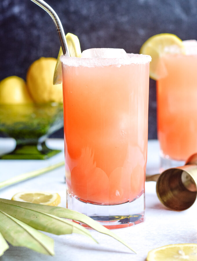 Gin and Guava Lemonade - refreshing and simple summer cocktail. #gin #cocktail #summer