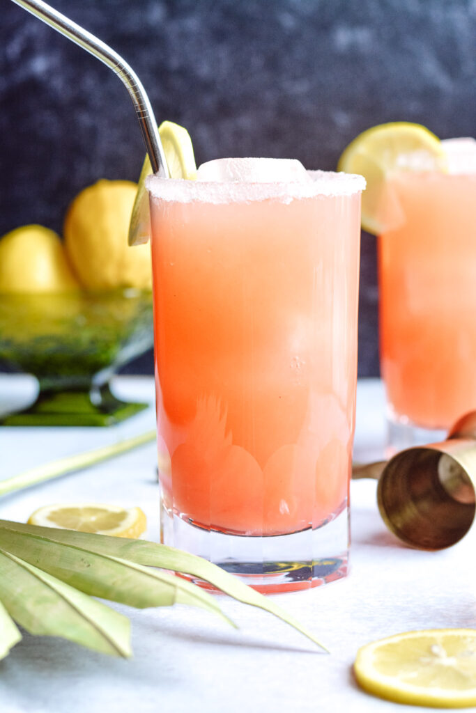 Gin and Guava Lemonade - refreshing and simple summer cocktail. #gin #cocktail #summer