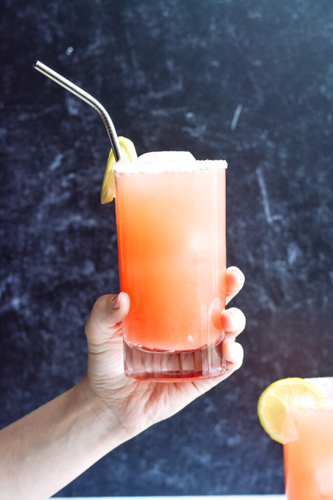 Gin and Guava Lemonade - refreshing and simple summer cocktail. #gin #cocktail #summer