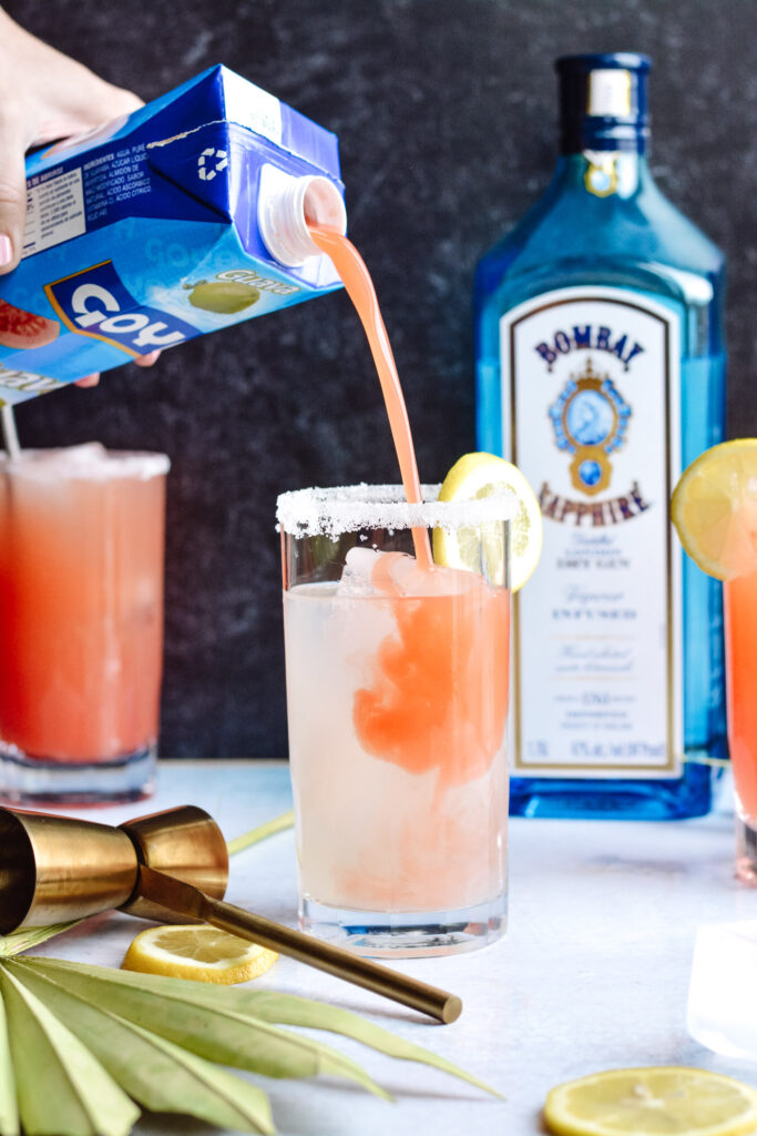 Gin and Guava Lemonade - refreshing and simple summer cocktail. #gin #cocktail #summer