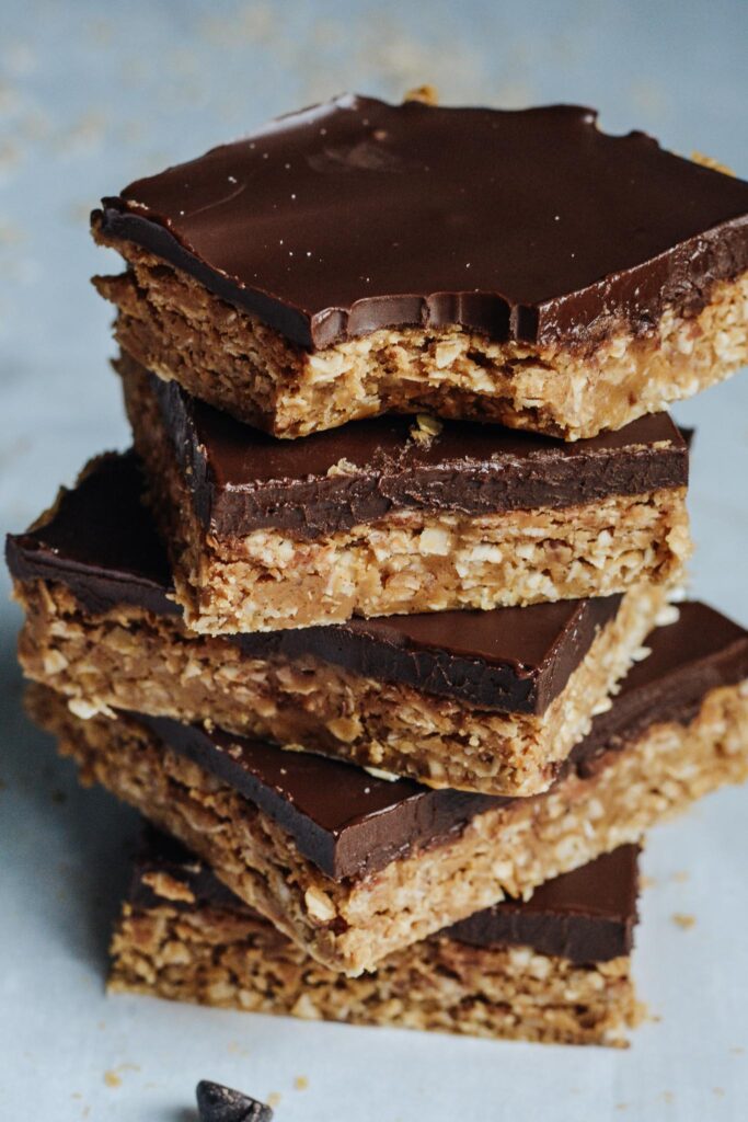 Healthy Peanut Butter Oatmeal Bars — sweetened with maple syrup, filled with oatmeal, flaxseed and peanut butter. Only 6 ingredients.