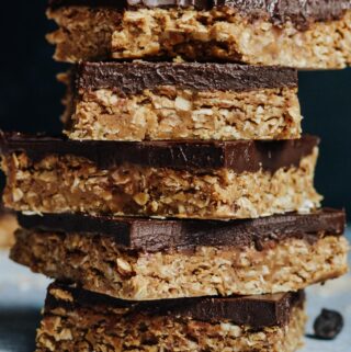 Healthy Peanut Butter Oatmeal Bars — sweetened with maple syrup, filled with oatmeal, flaxseed and peanut butter. Only 6 ingredients.