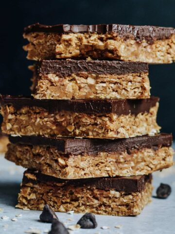 Healthy Peanut Butter Oatmeal Bars — sweetened with maple syrup, filled with oatmeal, flaxseed and peanut butter. Only 6 ingredients.