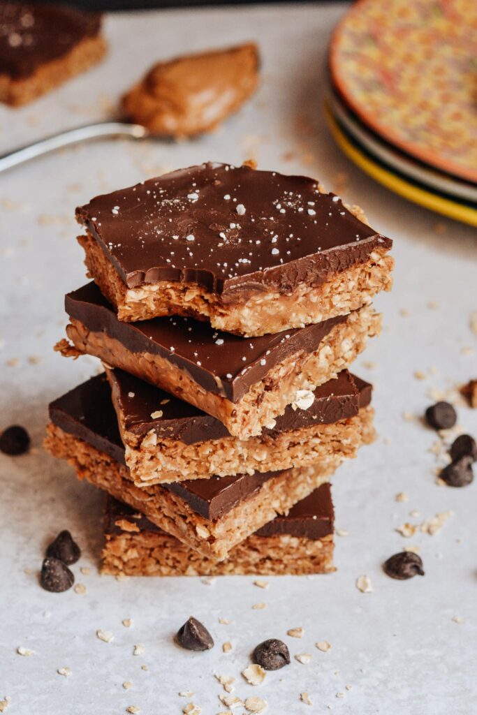 Healthy Peanut Butter Oatmeal Bars — sweetened with maple syrup, filled with oatmeal, flaxseed and peanut butter. Only 6 ingredients.
